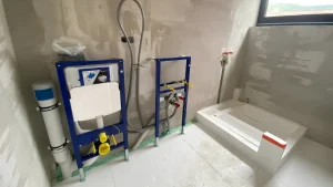 Inštalácia kúpeľne – predpríprava na montáž WC, umývadla a sprchového kúta v rodinnom dome.