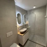 Kompletná rekonštrukcia kúpeľne – sprchovací kút, zavesené WC a moderný nábytok – Profivodar Bratislava