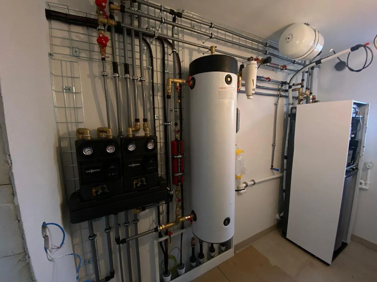 Moderný vykurovací systém s Viessmann technológiou a efektívnou distribúciou tepla v domácnosti.