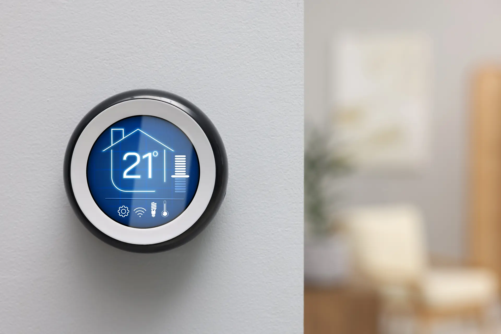Detailný záber na smart termostat na stene s digitálnym displejom a nastavenou teplotou 21 °C.