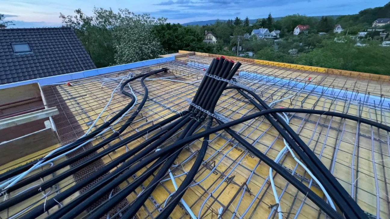 Rozvody kúrenia a rekuperácie uložené na stropnej výstuži pred betonážou