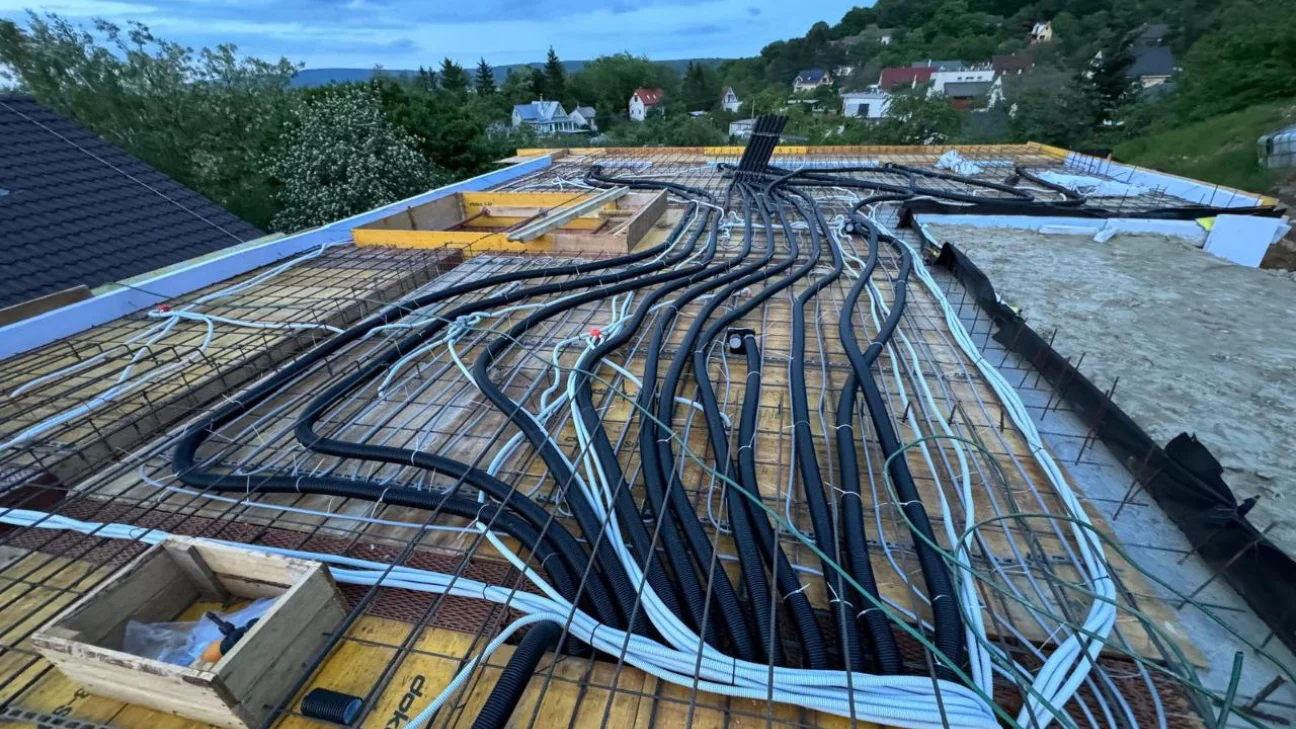 Rozvody kúrenia a rekuperácie pripravené v stropnej doske rodinného domu