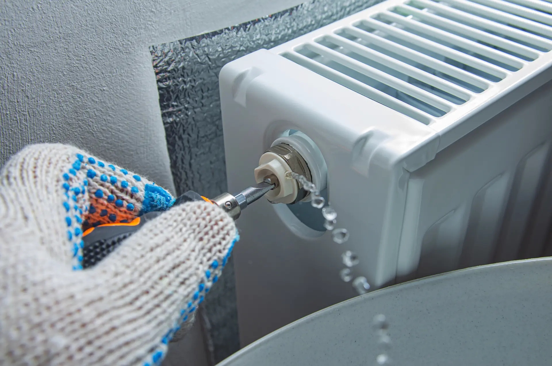 Uvoľnenie vzduchu z radiátora pomocou odvzdušňovacieho ventilu.