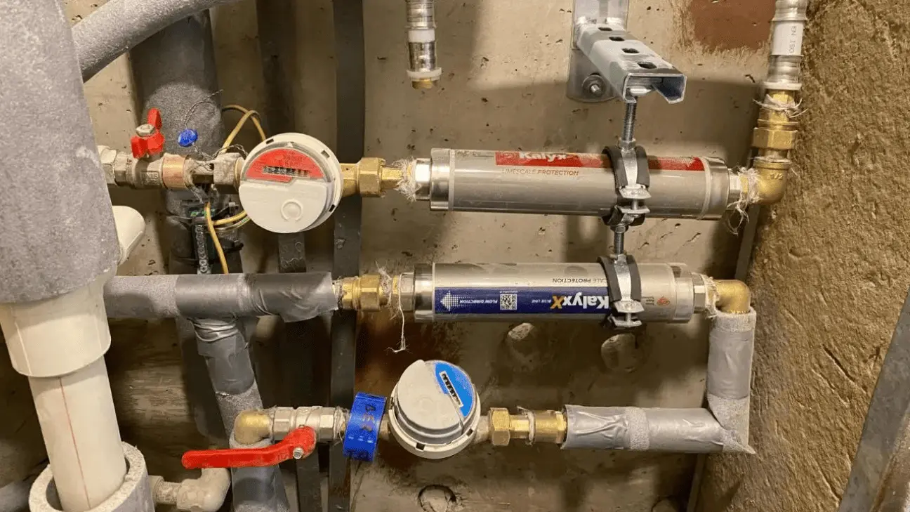 Detail montáže vodomerov, filtrov a rozvodov vody v technickom priestore