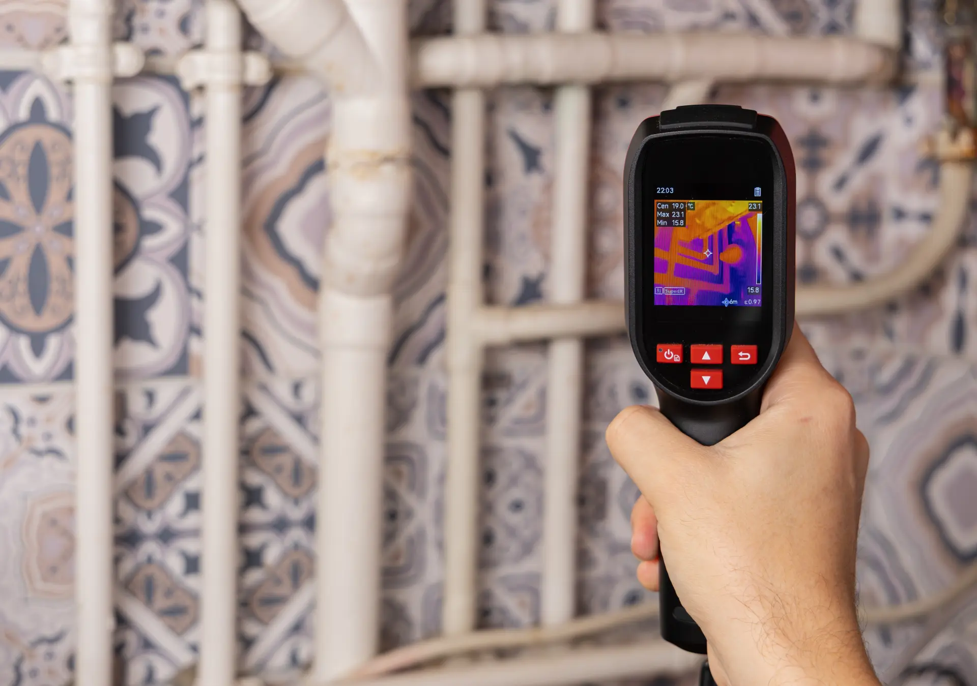 Kontrola potrubia pomocou termokamery na odhalenie únikov vody alebo tepla.