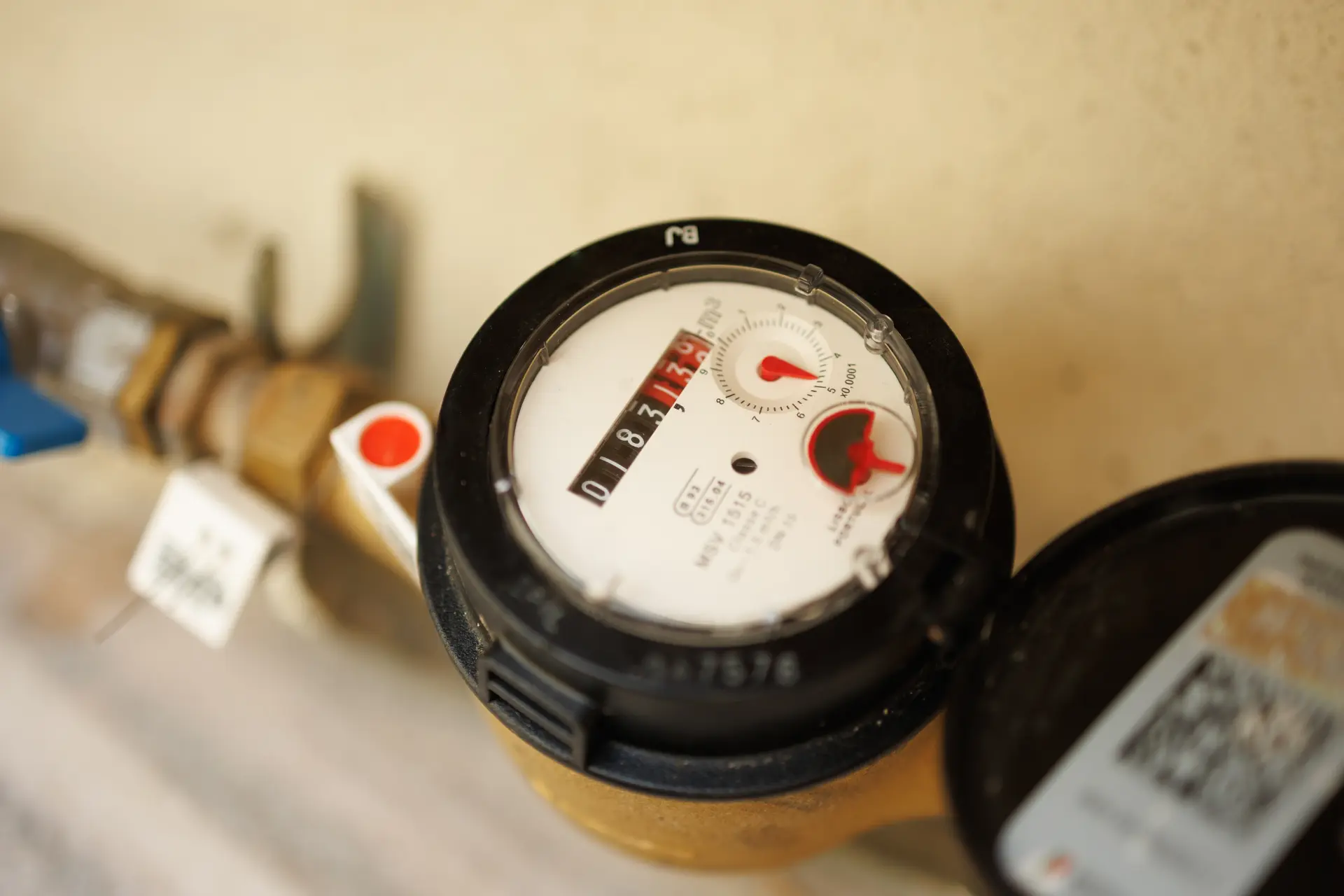 Detail mechanického vodomeru s číselníkom zobrazujúcim aktuálnu spotrebu vody v domácnosti.