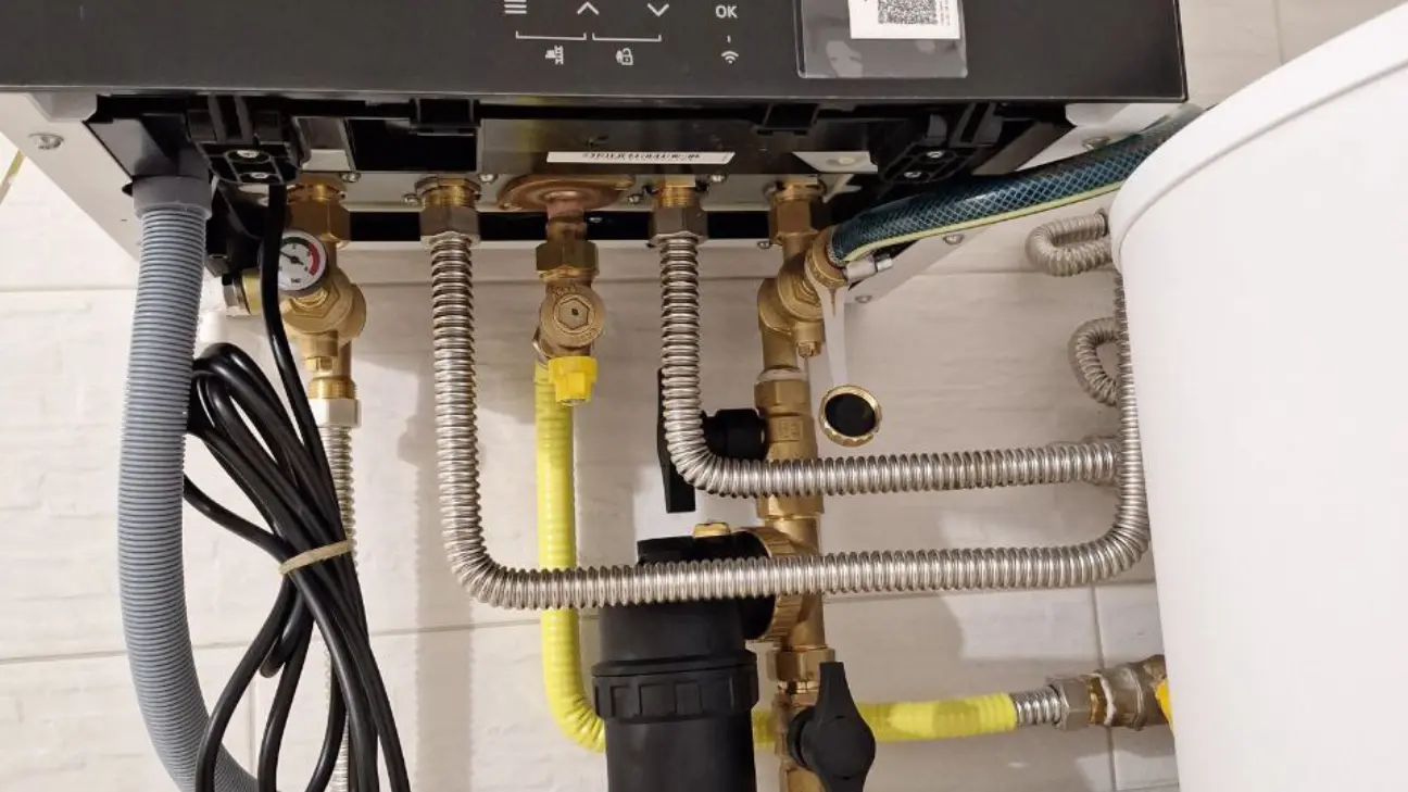 Montáž plynového kotla a zásobníka teplej vody v technickej miestnosti