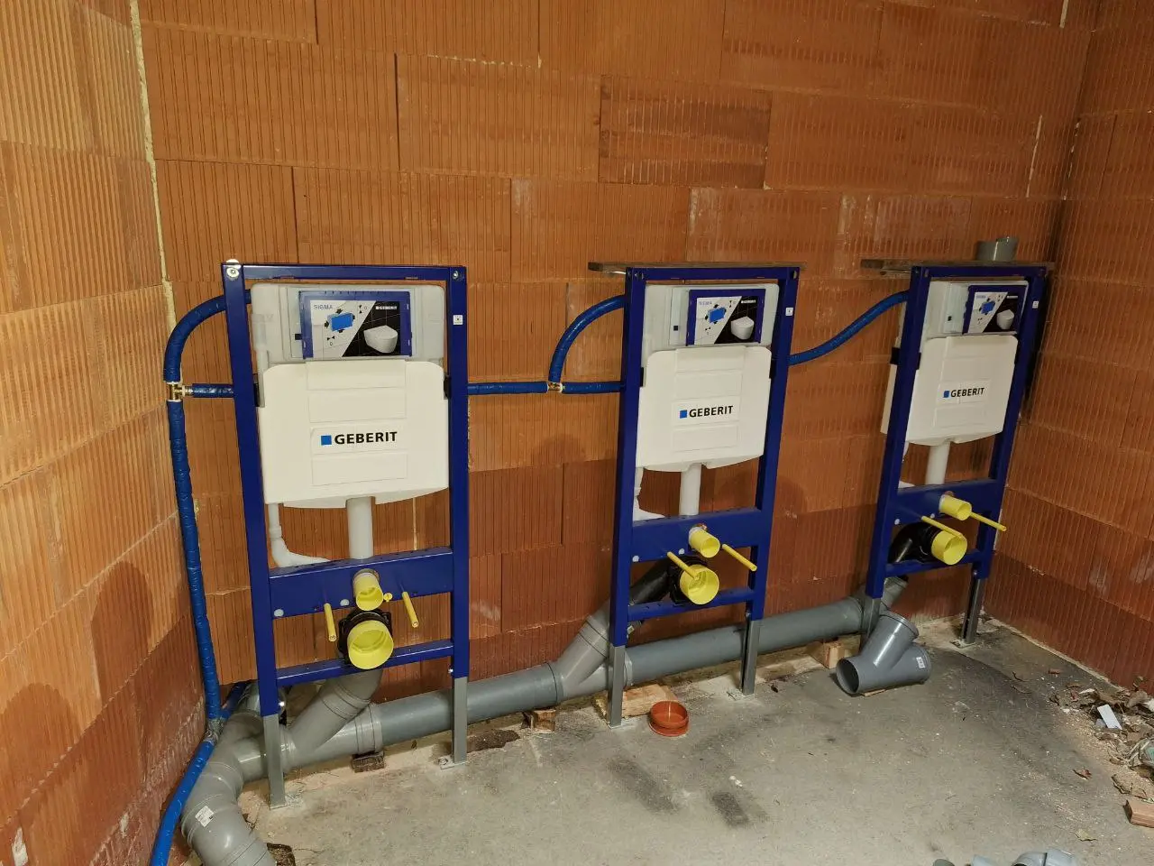 Montáž viacerých Geberit modulov a kanalizačných rozvodov