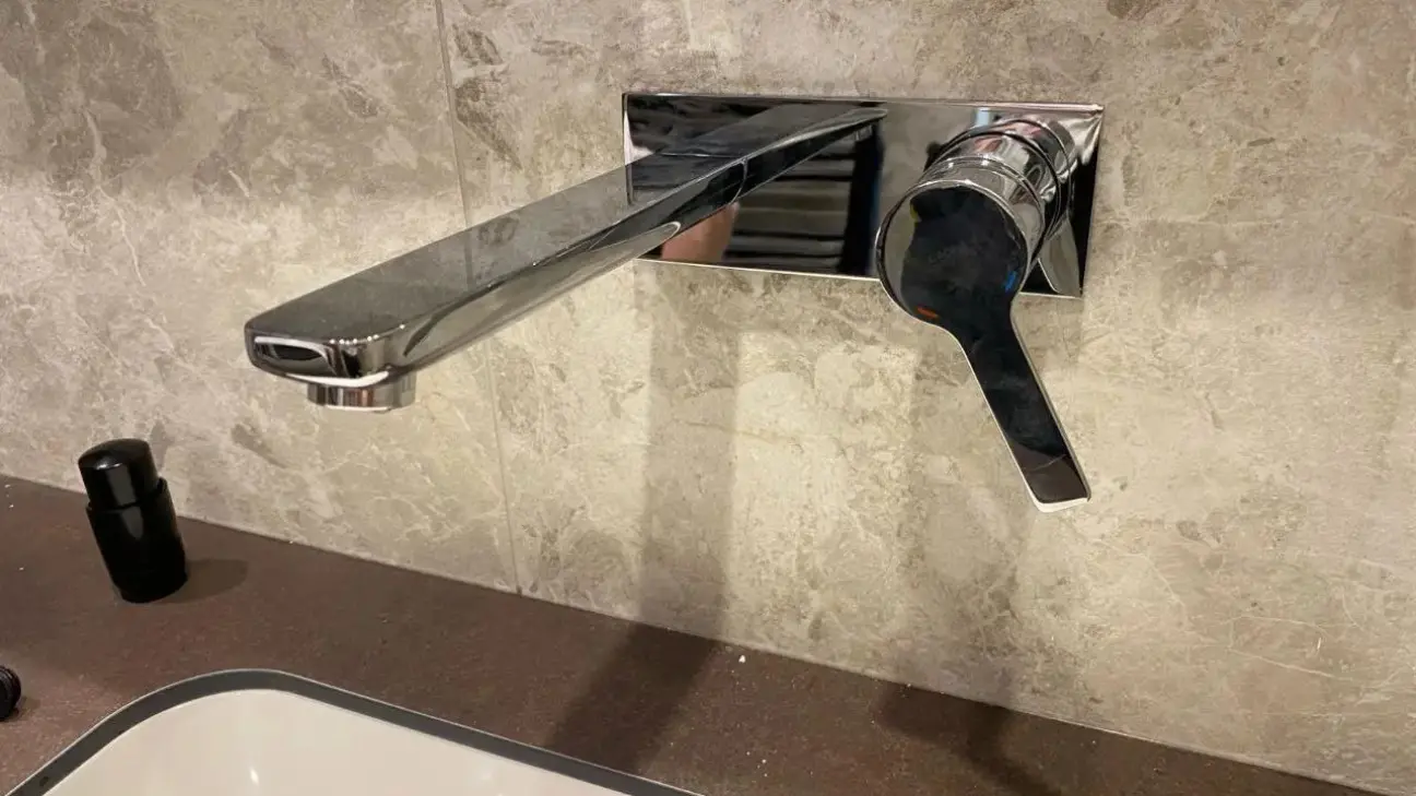 Nástenná batéria nad umývadlom v zrekonštruovanej kúpeľni v Bratislave