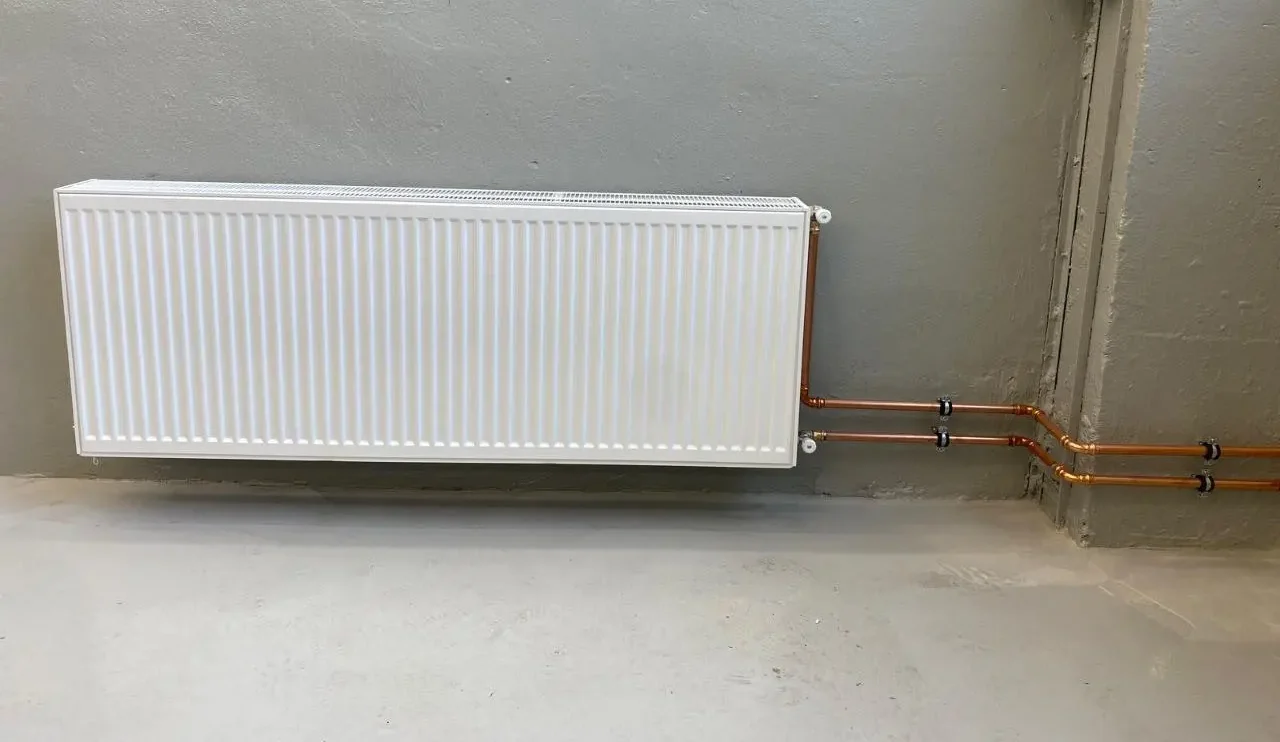 Moderná kúpeľňa po kompletnej rekonštrukcii so sprchovým kútom, závesným WC a elegantným umývadlom.