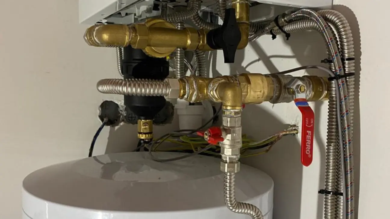 Plynový kotol a zásobník teplej úžitkovej vody po montáži v technickej miestnosti rodinného domu