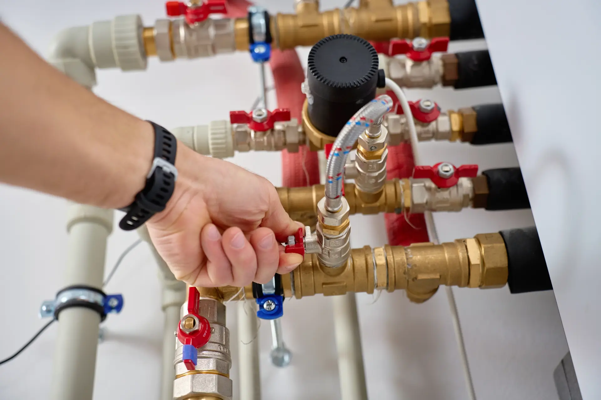 Nastavenie ventilov a regulácie vykurovacieho systému na rozvodoch vody v technickej miestnosti.