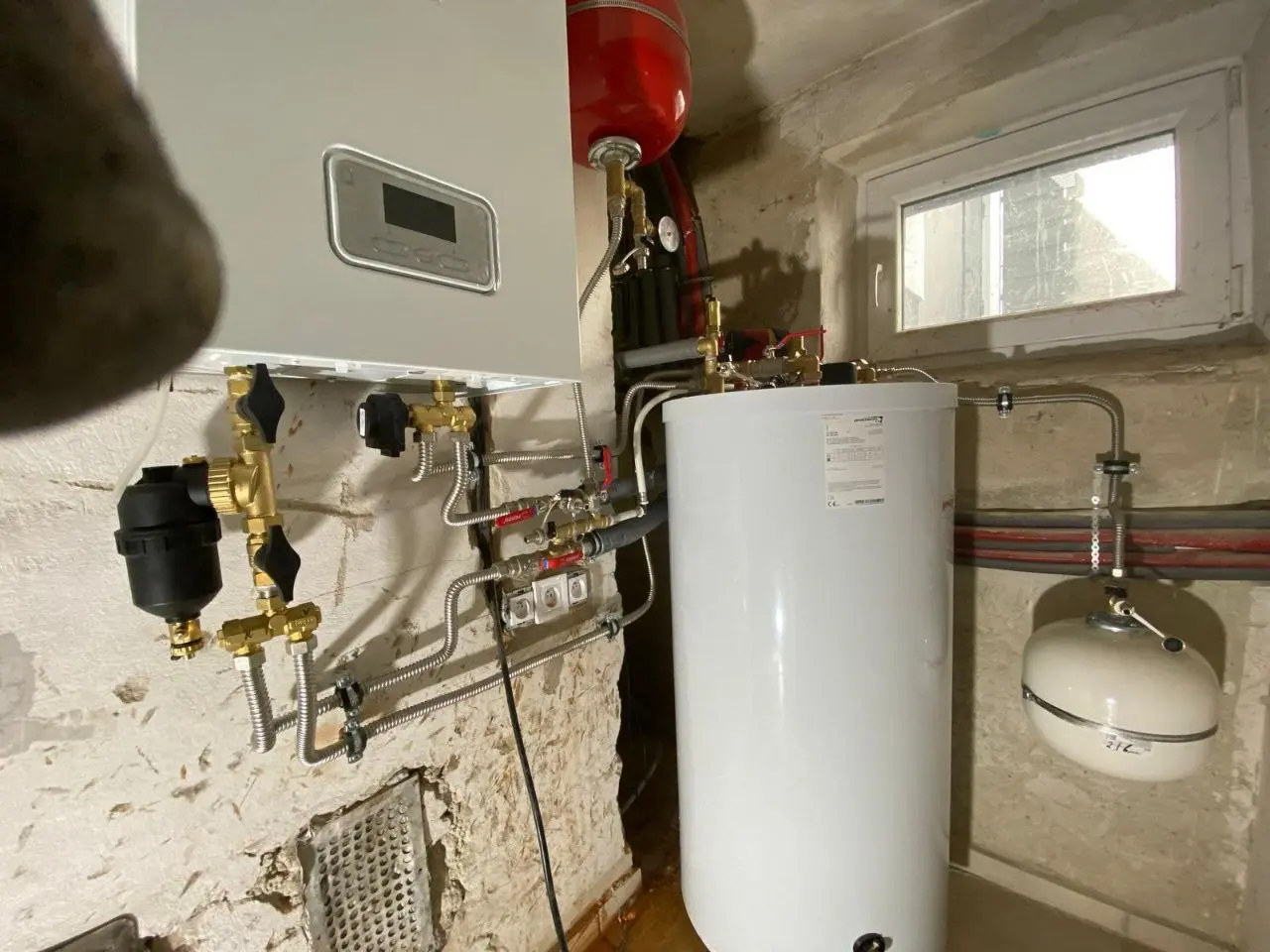 Zapojenie bojlera v technickej miestnosti s napojením na rozvody vody