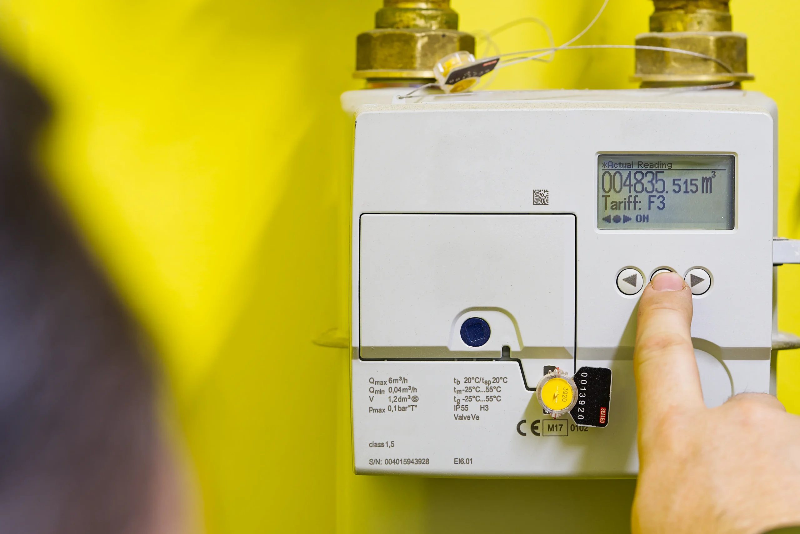 Digitálny plynomer s elektronickým displejom na meranie spotreby zemného plynu.