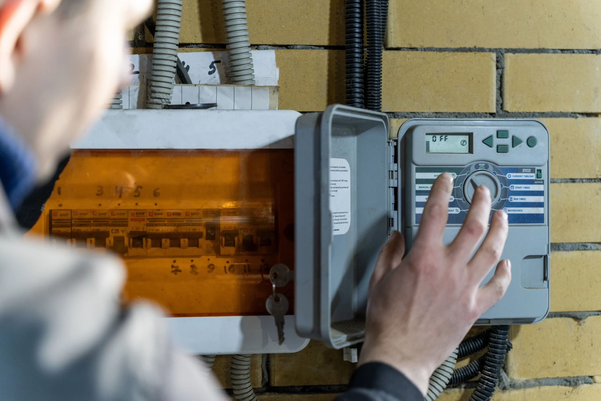 Programovanie riadiacej jednotky automatickej závlahy pre záhradu a trávnik.