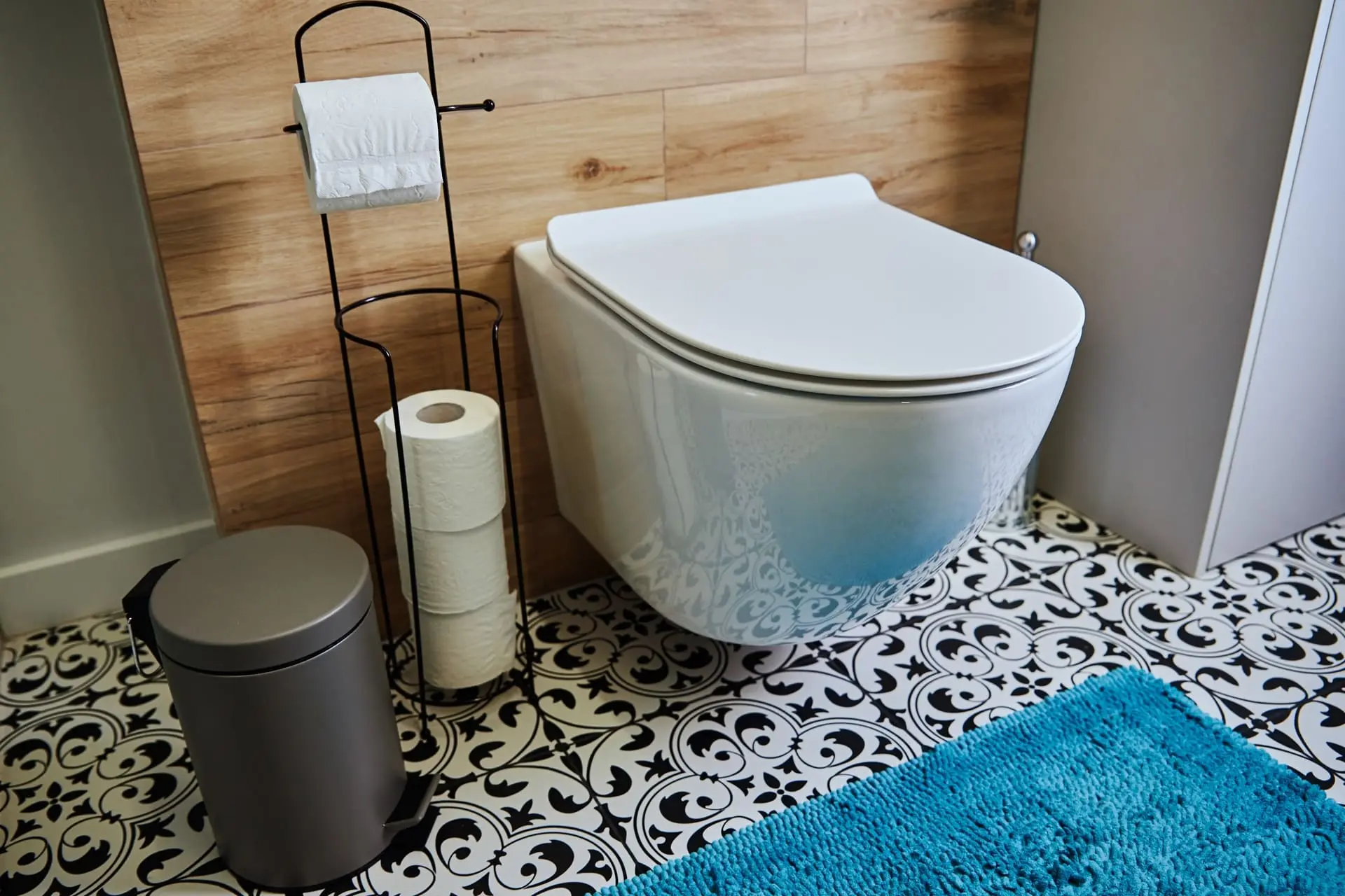 Hotové závesné WC po montáži Geberitu v modernej kúpeľni