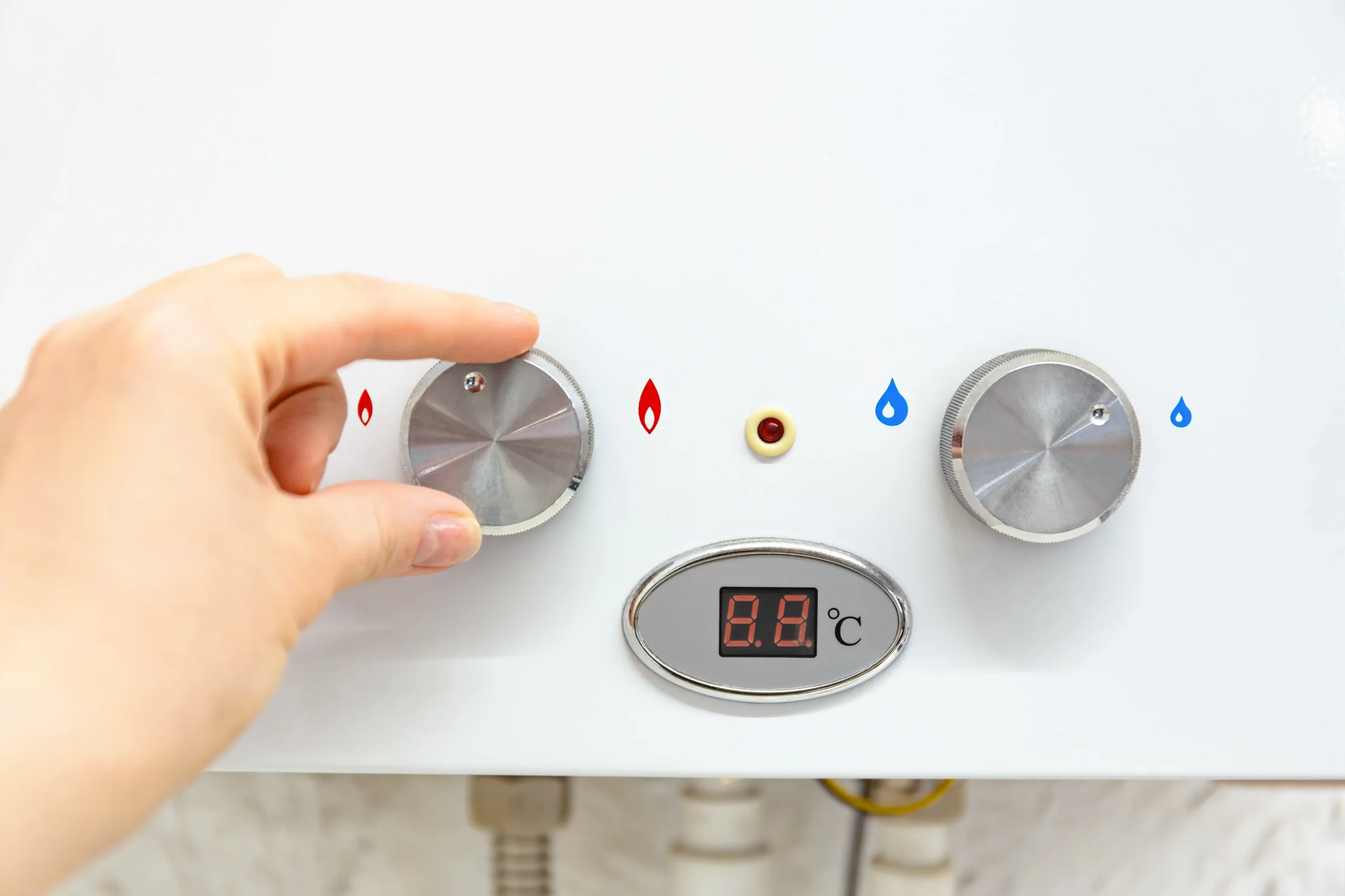 Nastavenie teploty elektrického bojlera pomocou ovládacieho panelu pre zabezpečenie optimálneho ohrevu teplej úžitkovej vody.