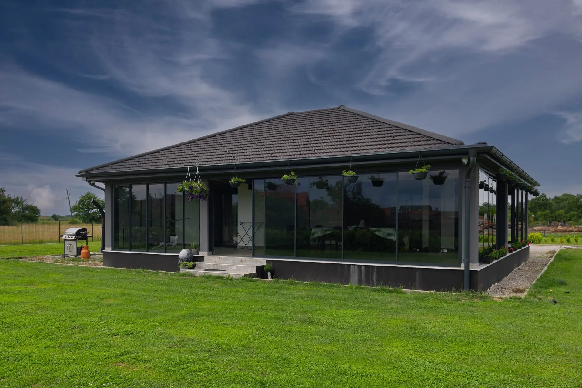 Moderný rodinný dom s veľkým presklením, kde sa oplatí riešiť stropné chladenie