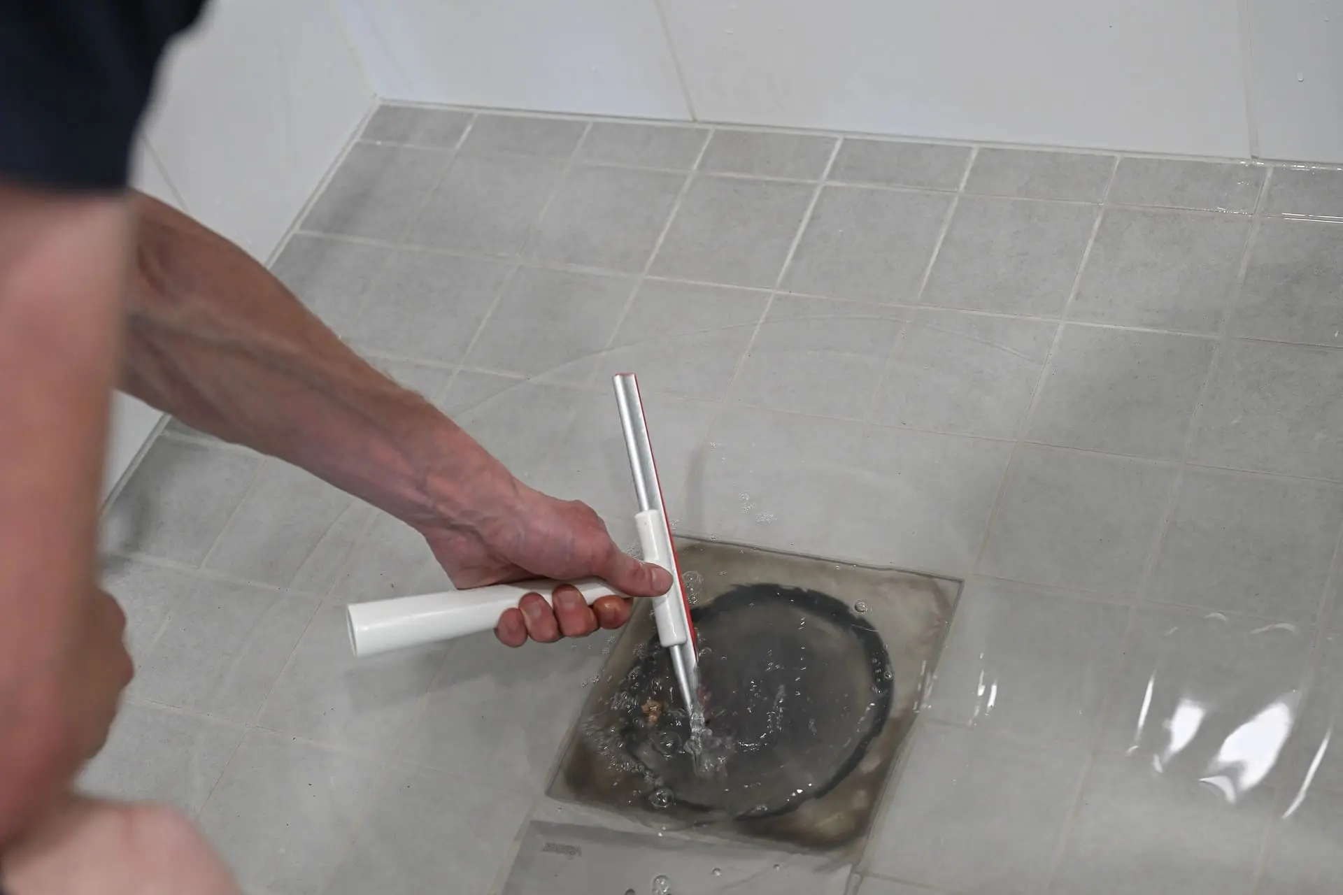 Čistenie sprchového odtoku pri pomalom odtekaní vody v sprche