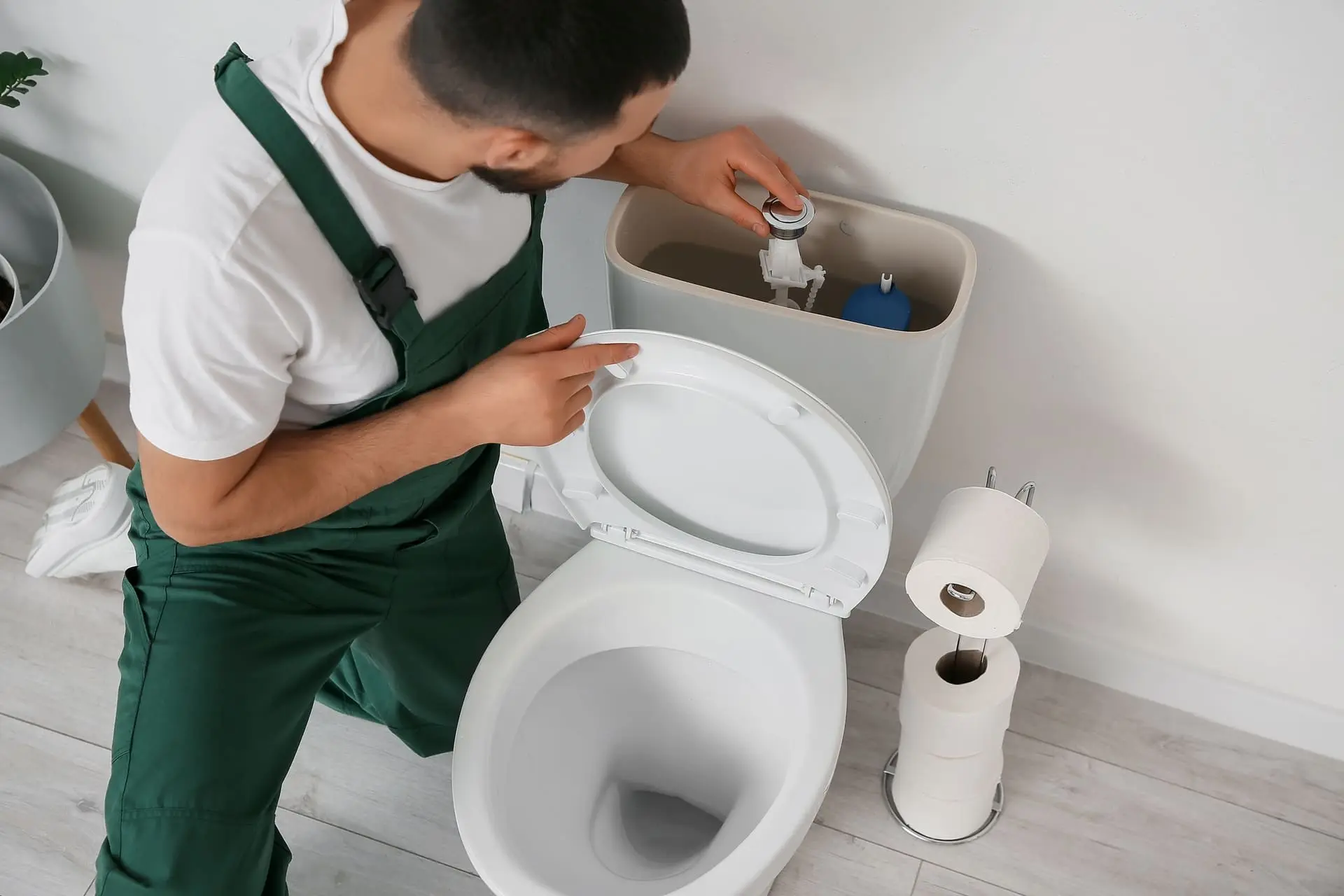 Kontrola splachovacej nádržky WC pri pretekaní vody