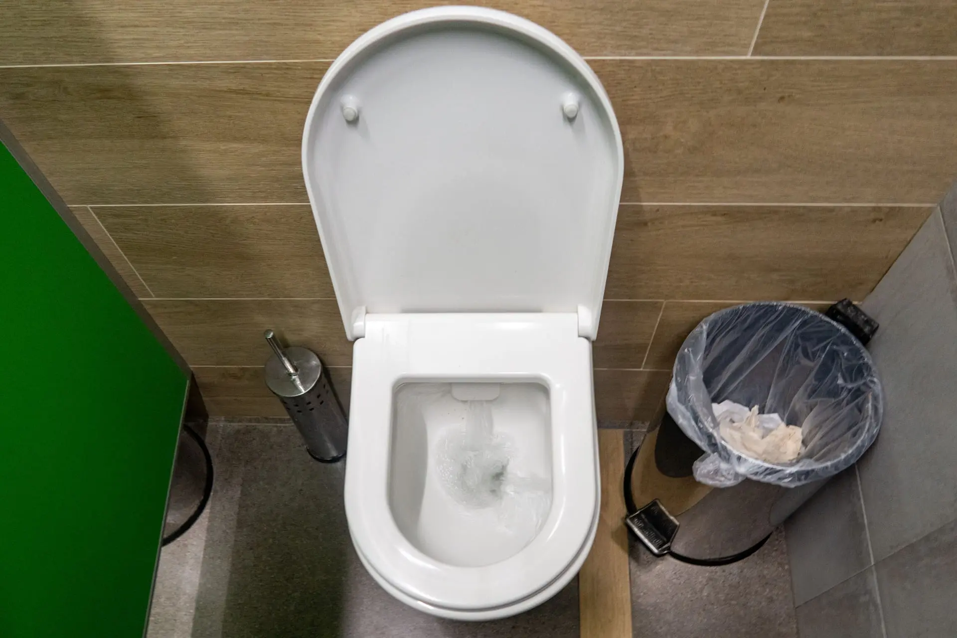 Tečúce WC s vodou stekajúcou do misy po spláchnutí