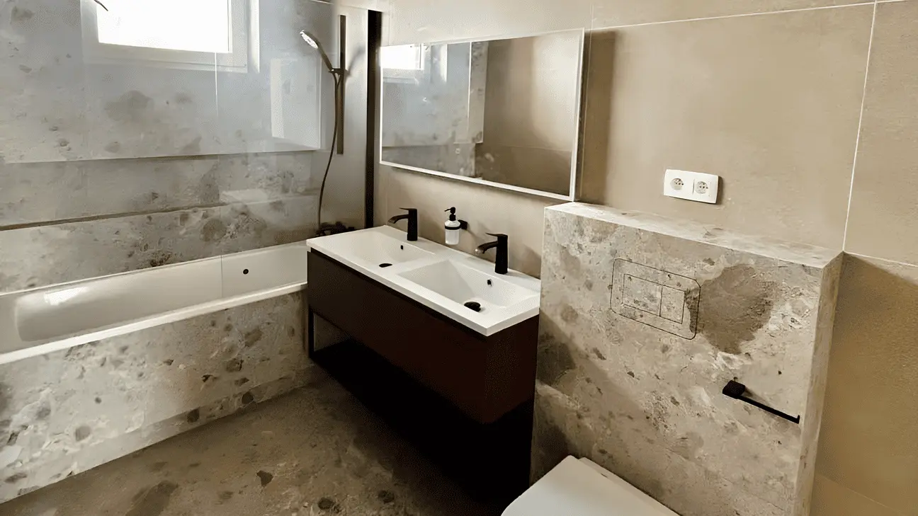 Dokončená kúpeľňa po rekonštrukcii s vaňou, dvojitým umývadlom a závesným WC.